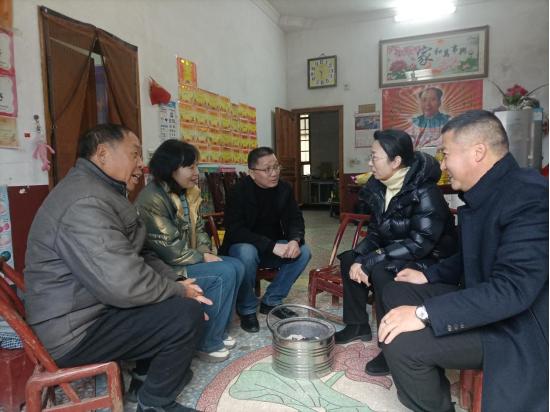 岁末寒冬送关爱走访慰问暖民心